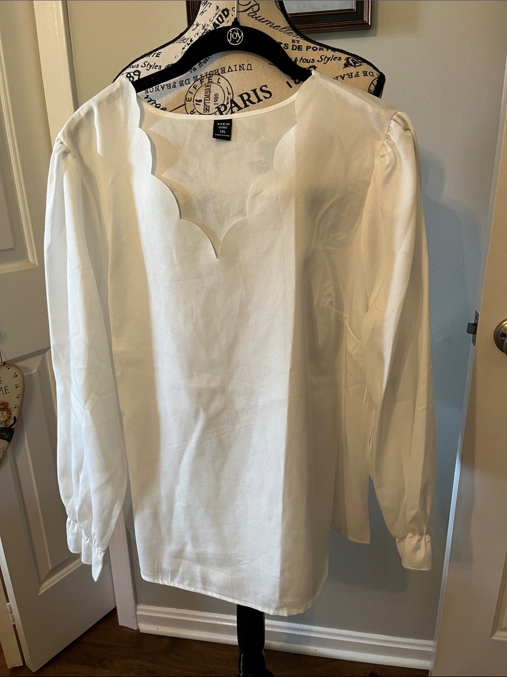 SHEIN White Scallop V-Neck Puff Sleeve Blouse